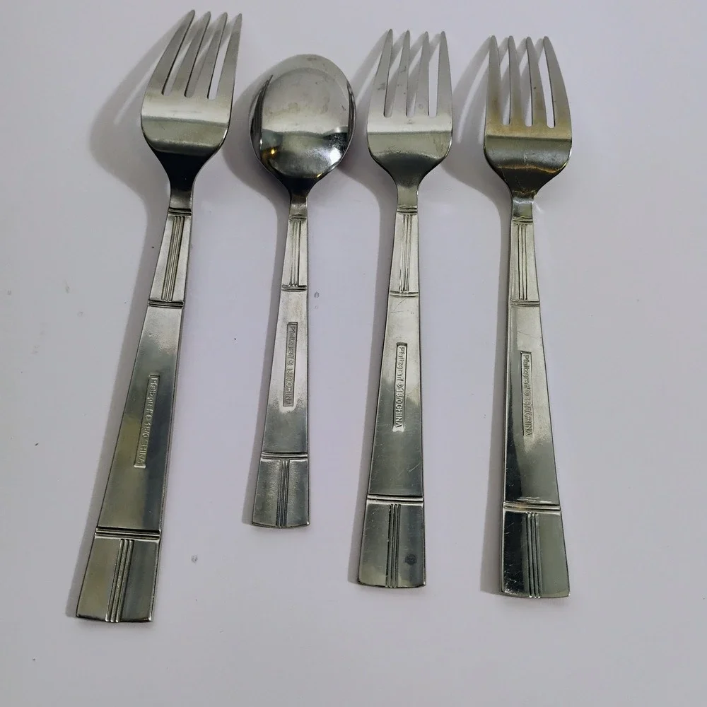 Pfaltzgraff Flatware Place Setting 18/0 Stainless Flatware 4‎ pcs Forks Spoon